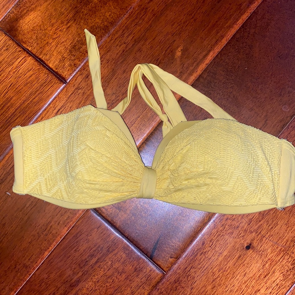 Laced yellow strapless bikini!